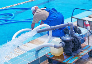 تنفيذ حمامات السباحة